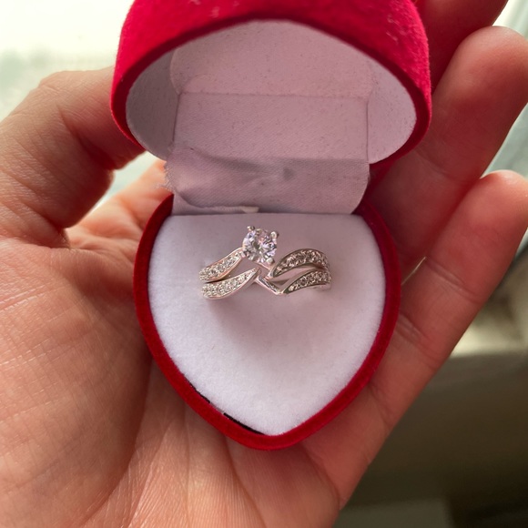 .925 sterling silver ring with micro zirconia ring, size 8 - Picture 2 of 2